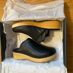 Eileen Fisher Black Leather Clogs